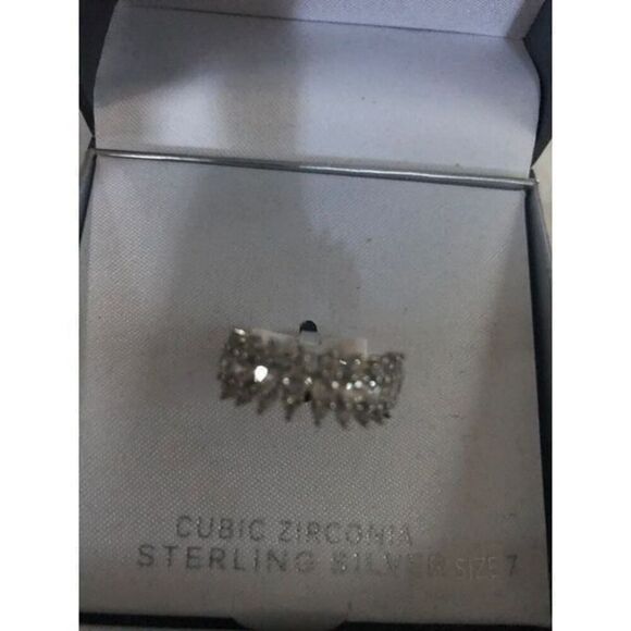 You'll adore this stunning PRIMROSE sterling silver cubic zirconia ring. Size 7 - Picture 6 of 8